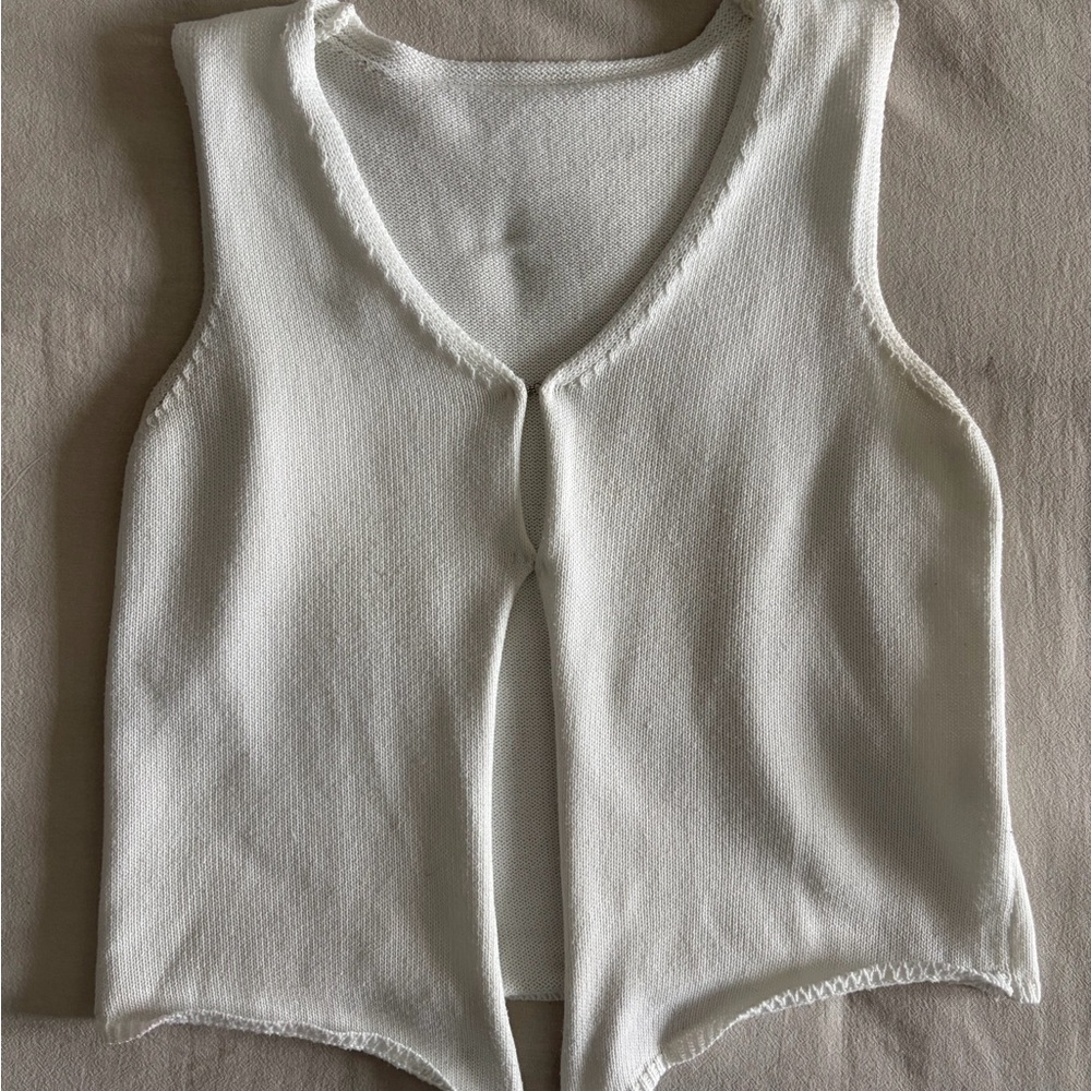 White Knit Sleeveless Cardigan Vest